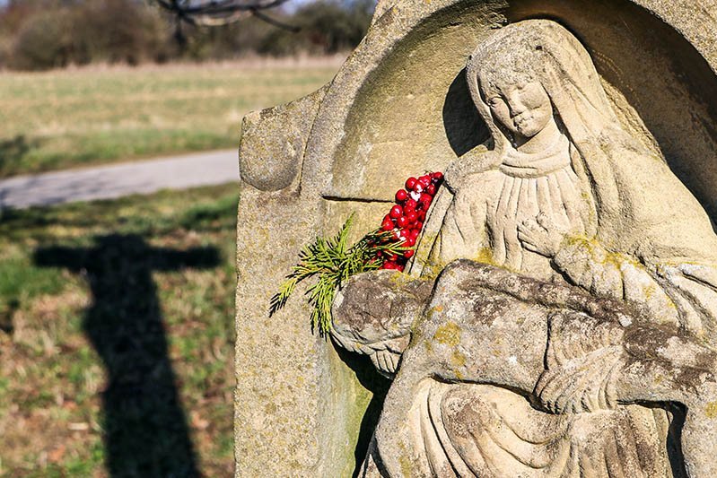 Jakobsweg: Marienstatue mit Rosenkranz auf der Hohen Straße