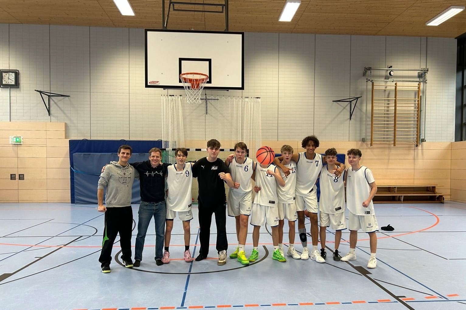 Basketball-Mannschaft Samuel-Heinicke-Realschule Ein Gruppenfoto der Basketballmannschaft der Samuel Heinicke Realschule in einer Turnhalle