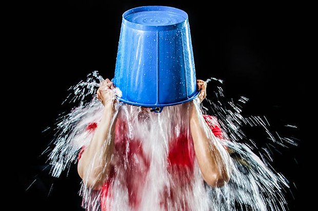 Mann kippt sich im Rahmen der ALS Ice Bucket Challenge Eiswasser über den Kopf