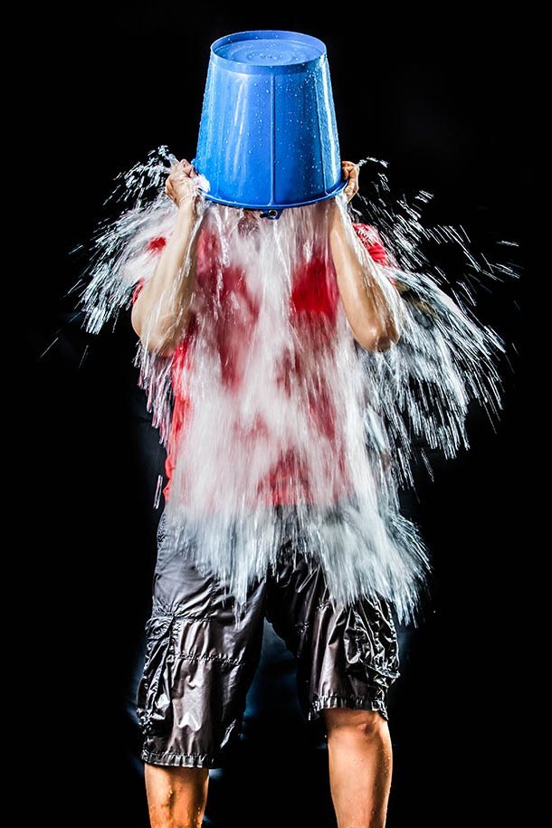 Mann kippt sich im Rahmen der ALS Ice Bucket Challenge Eiswasser über den Kopf