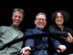 Zwei Männer und eine Frau