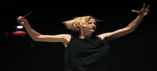Joana Mallwitz dirigiert