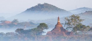 Pagode im Nebel
