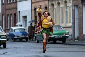 eine Frau rennt auf der Straße eine Frau rennt auf der Straße