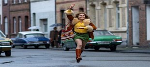 eine Frau rennt auf der Straße