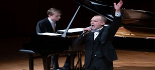 Der Tenor Robert Reinelt und der Pianist Oskar Rimmele gemeinsam auf der Bühne