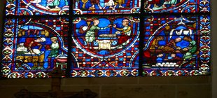 Buntglasfenster einer Kathedrale zeigen eine Bäckergilde.