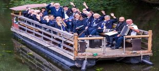 Marine Shanty-Chor Braunschweig auf einem Floß