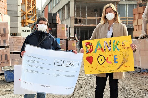 Zwei Frauen, eine hält einen Scheck über 2000 Euro, die andere ein handgemaltes Danke-Plakat