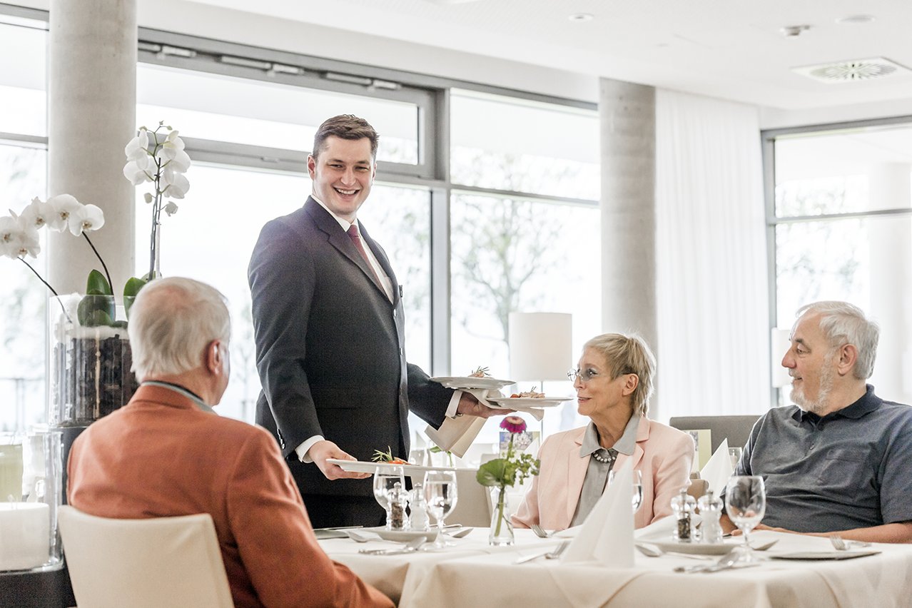 Unsere freundlichen und aufmerksamen Servicekräfte im Restaurant sorgen dafür, dass Sie sich an den liebevoll gedeckten Tischen wie zu Hause fühlen. 