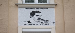 Bild von einem Sänger an einer Hauswand