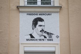 Bild von einem Sänger an einer Hauswand