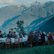 Mittagessenstafel mit Menschen vor Alpenkulisse