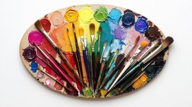 Farbpalette mit Pinseln