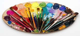 Farbpalette mit Pinseln