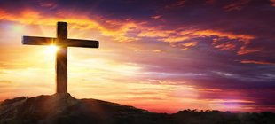 Christliches Kreuz auf Hügel