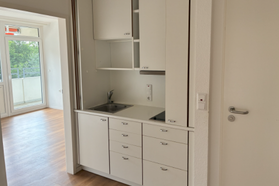 Eine Küchenzeile im Flur einer Wohnung der Seniorenresidenz Mölln 