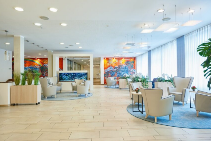 Augustinum Seniorenresidenz Dortmund Foyer Das helle Foyer der Seniorenresidenz mit bequemen Sitzmöglichkeiten und kleinen Tischen