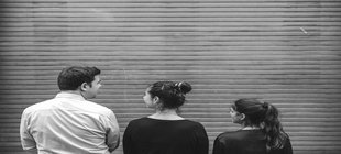 Drei Menschen von hinten