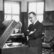 Thomas Mann neben einem Grammophon