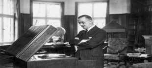 Thomas Mann neben einem Grammophon