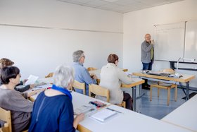 Senioren im Klassenraum