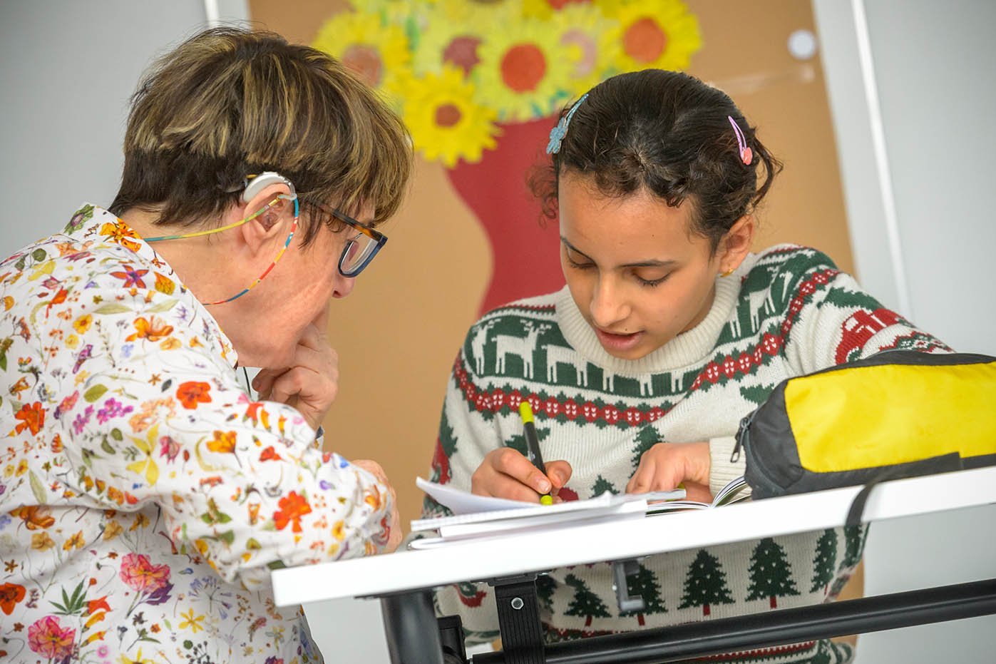 Dr. Hilma Albrecht mit Jugendlicher der Otto-Steiner-Schule beim Lesen. Auf dem Foto ist sie mit Nafesa zu sehen.
