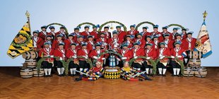 Gruppenbild des Münchner Schäfflervereins Gruppenbild des Münchner Schäfflervereins