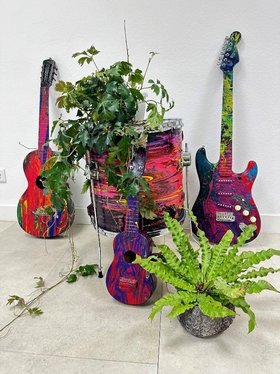 bunt bemalte Gitarren