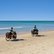 zwei Radfahrer am Strand