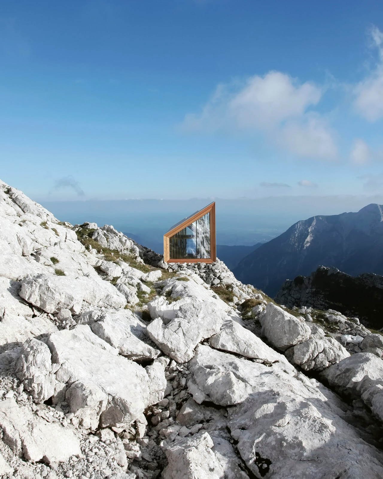 moderne Schutzhütte in den slowenischen Alpen
