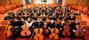 Benefizkonzert für die Sachsenwaldschule Musikerinnen des Konzerts im Theater des Augustinum sitzend