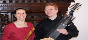 Eine Musikerin mit Blockflöte und ein Musiker mit einer Theorbe