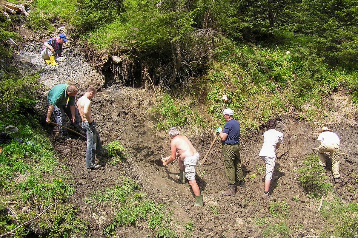 Studierende und Geologen bei der Arbeit am Kuhjoch