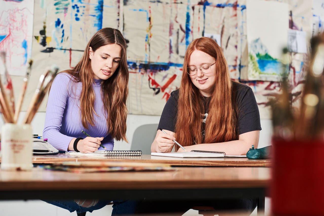 Zwei Schülerinnen im Kunstunterricht