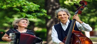 Frau mit Akkordeon und Mann mit Kontrabass