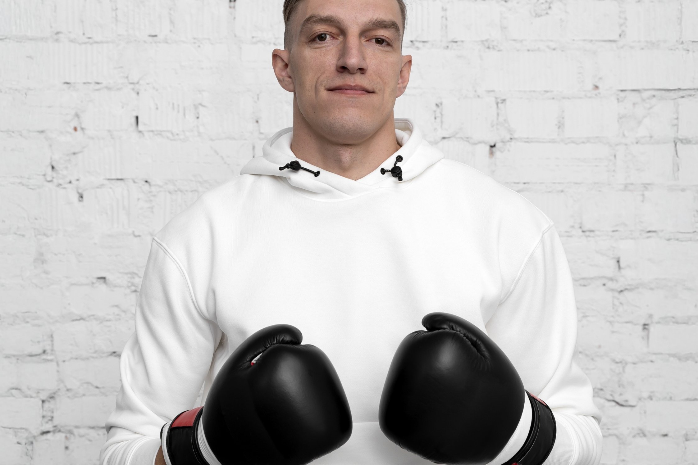 junger mann mit Boxhandschuhen im Rollstuhl sitzend