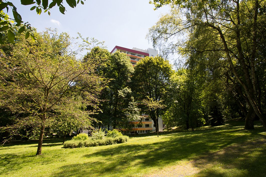 Eine großzügige Gartenanlage, die direkt in den Bergpark Wilhelmshöhe übergeht, umgibt das Augustinum Kassel.