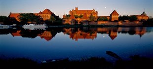 Stadt Marienburg mit Spiegelung im Wasser