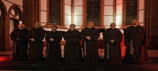 Magic Gregorian Voices vor dem Kirchenaltar stehend