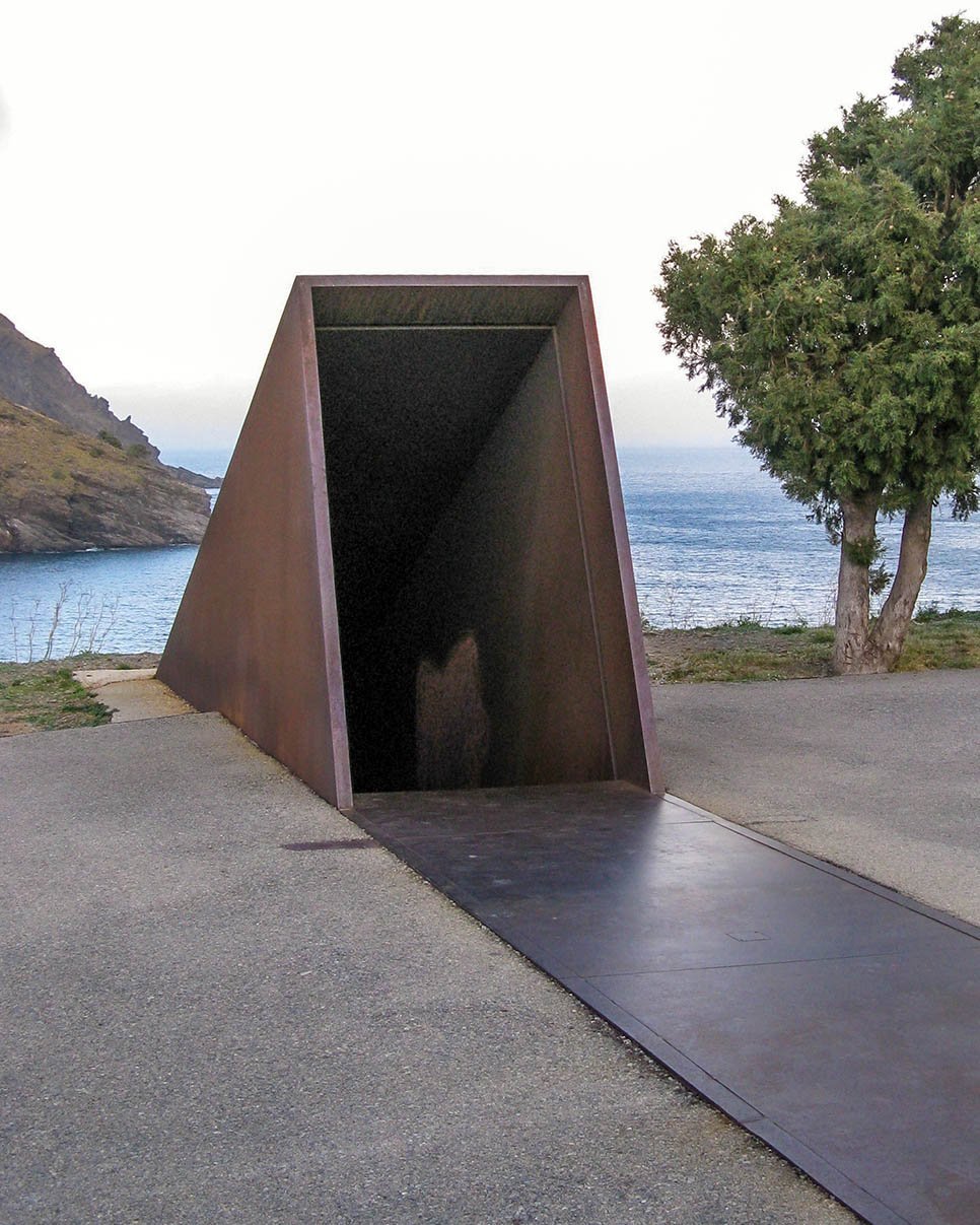 Passagen – Denkmal von Dani Karavan für Walter Benjamin im spanischen Portbou, Außenansicht