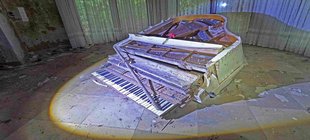 Kaputter Flügel in Ruine