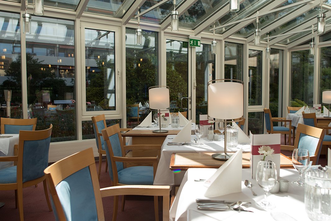 Im Restaurant treffen sich die Bewohner*innen täglich zum Mittagsmenü, das einen Vergleich mit gehobener Hotelgastronomie nicht scheuen muss. gedeckter Tisch im Restaurant des Augustinum Mölln