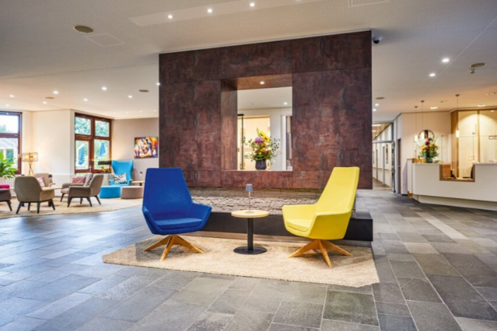 Zwei Sessel stehen inmitten eines großen Foyers