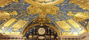 Goldener Stuck an der Zimmerdecke Zimmerdecke mit goldenen Verzierungen