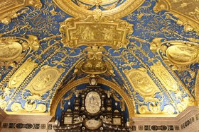 Zimmerdecke mit goldenen Verzierungen