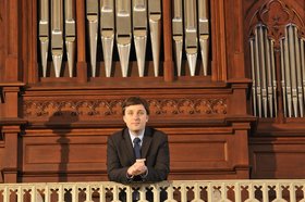 Michal Markuszewski vor einer Orgel