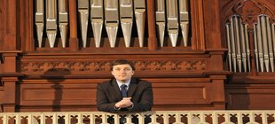 Michal Markuszewski vor einer Orgel
