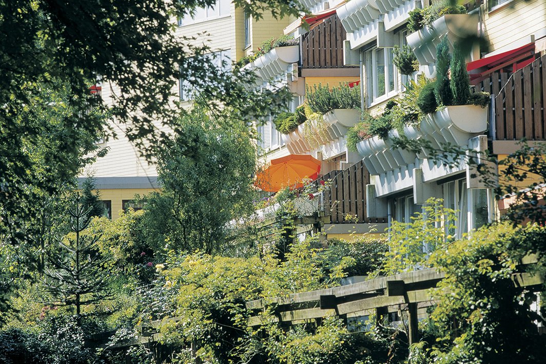 Jede Wohnung im Augustinum Essen besitzt einen großen Balkon oder eine Terrasse mit Blick in den Garten.