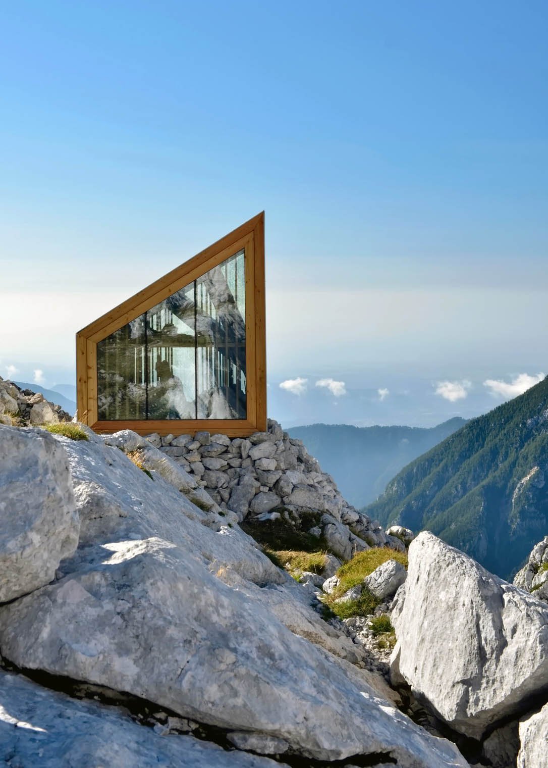 moderne Schutzhütte in den slowenischen Alpen